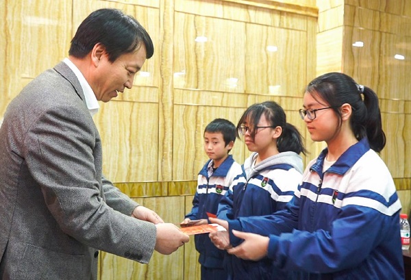 中國華融黨委副書記、監(jiān)事長胡建忠一行赴四川宣漢縣調(diào)研督導(dǎo)扶貧工作