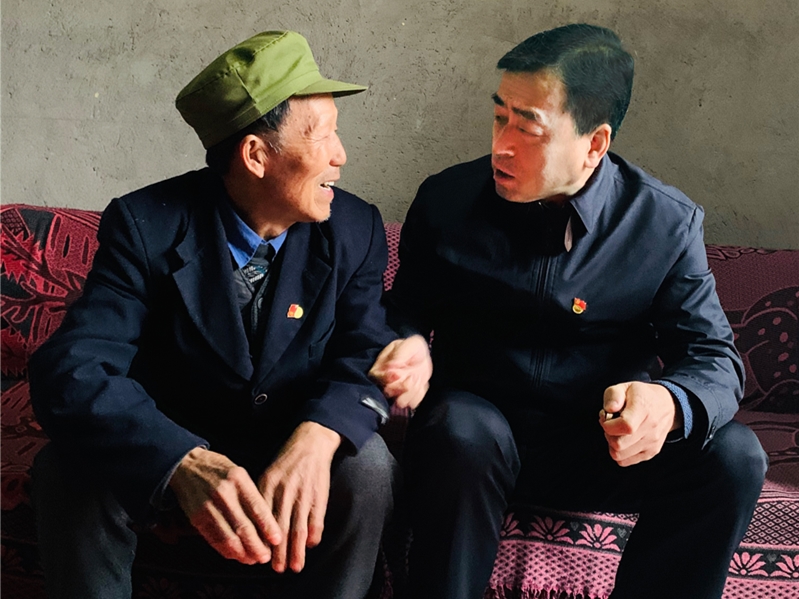 中國華融黨委書記、董事長王占峰一行赴宣漢縣調(diào)研督導(dǎo)定點(diǎn)扶貧工作